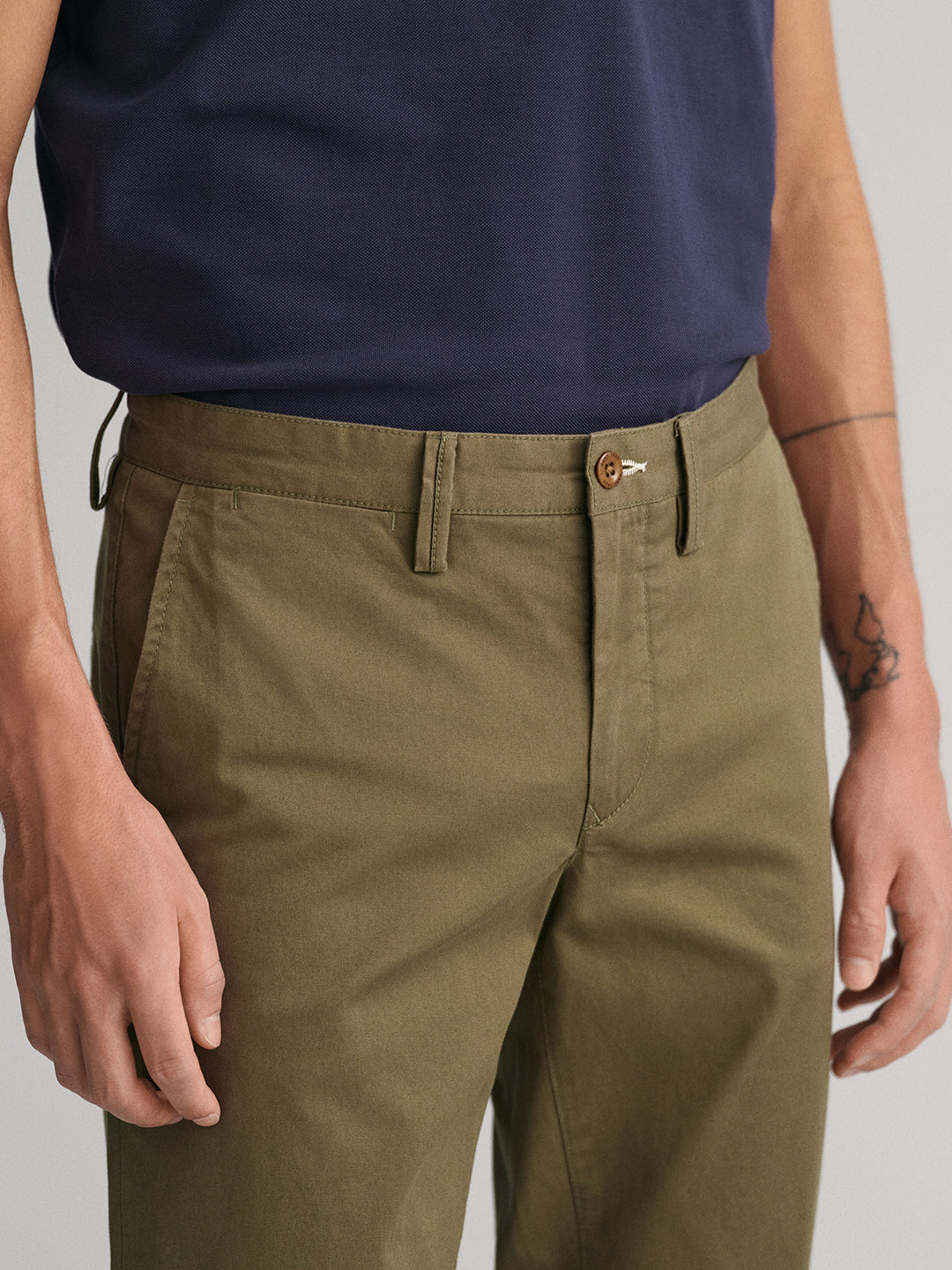 Gant Men Olive Solid Slim Fit Mid-Rise Trouser