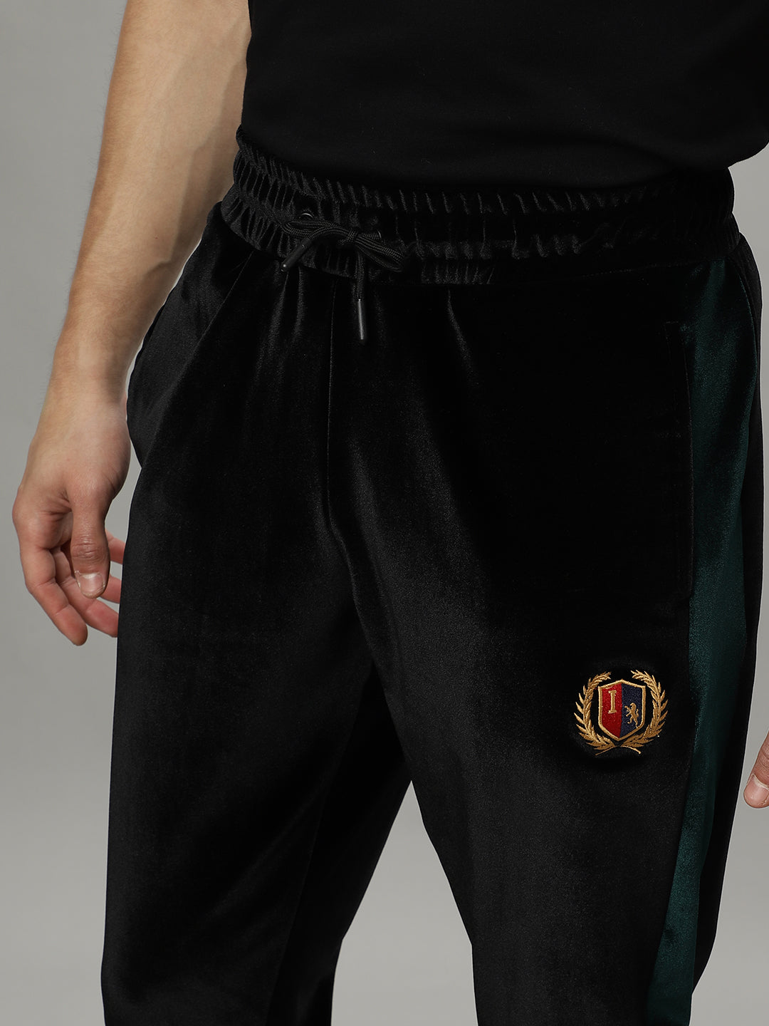 Iconic Men Black Solid Regular Fit Mid-Rise Trackpant