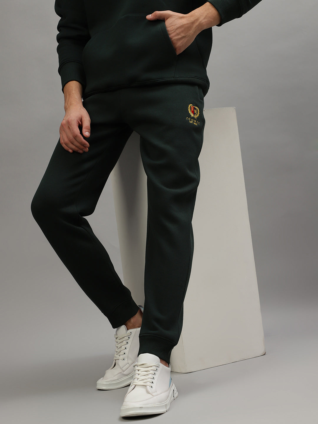 Iconic Men Green Solid Regular Fit Mid-Rise Trackpant