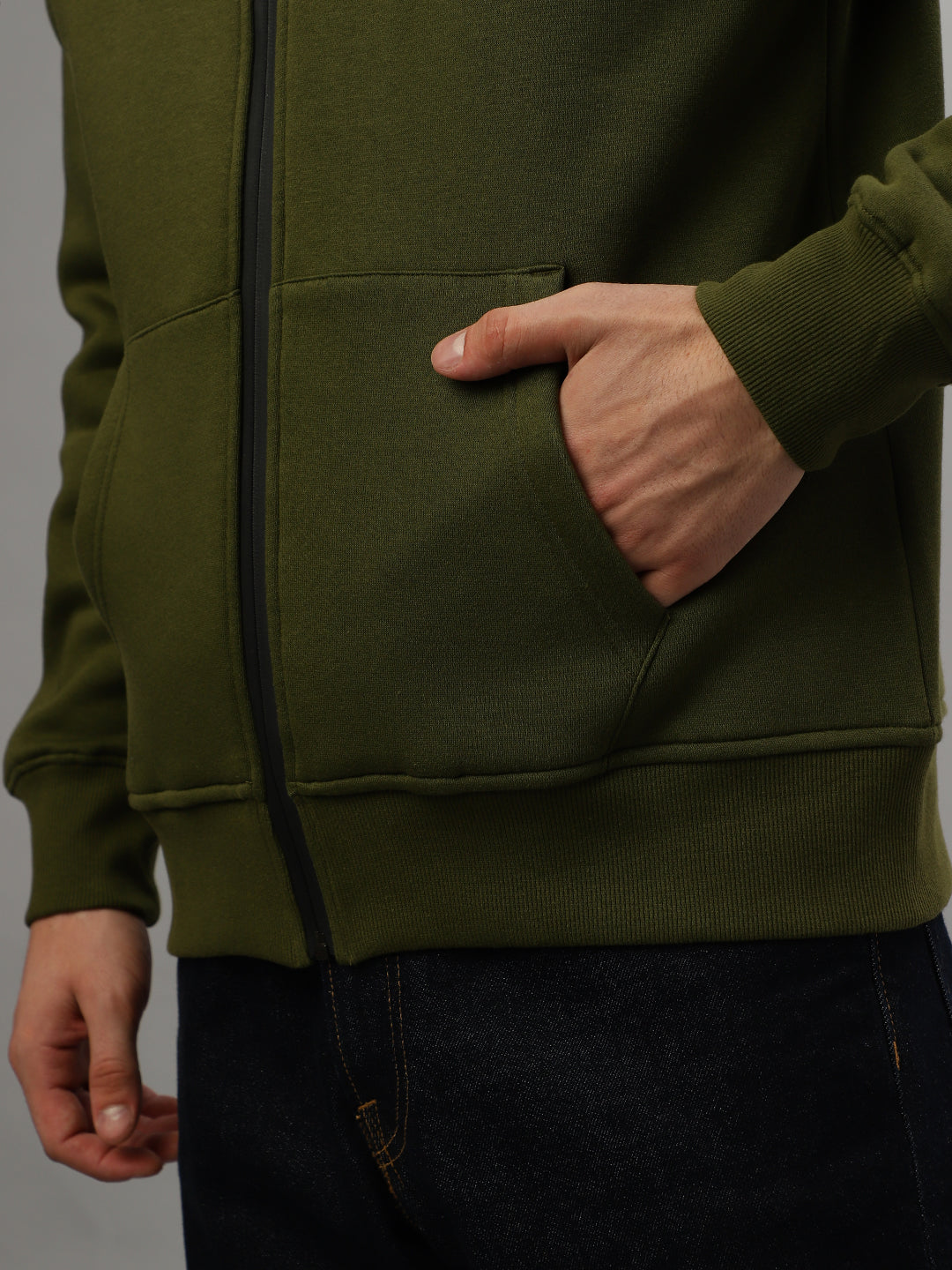 Iconic Men Green Solid Round Neck Full Sleeves Sweatshirt