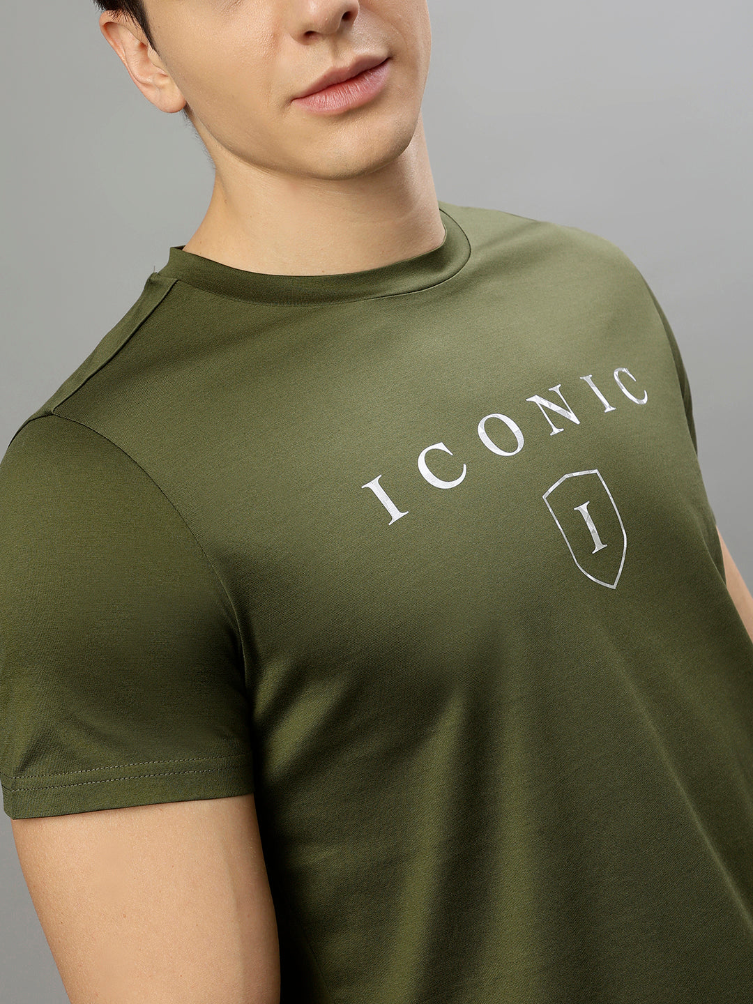 Iconic Men Green Solid Round Neck Short Sleeves T-Shirt