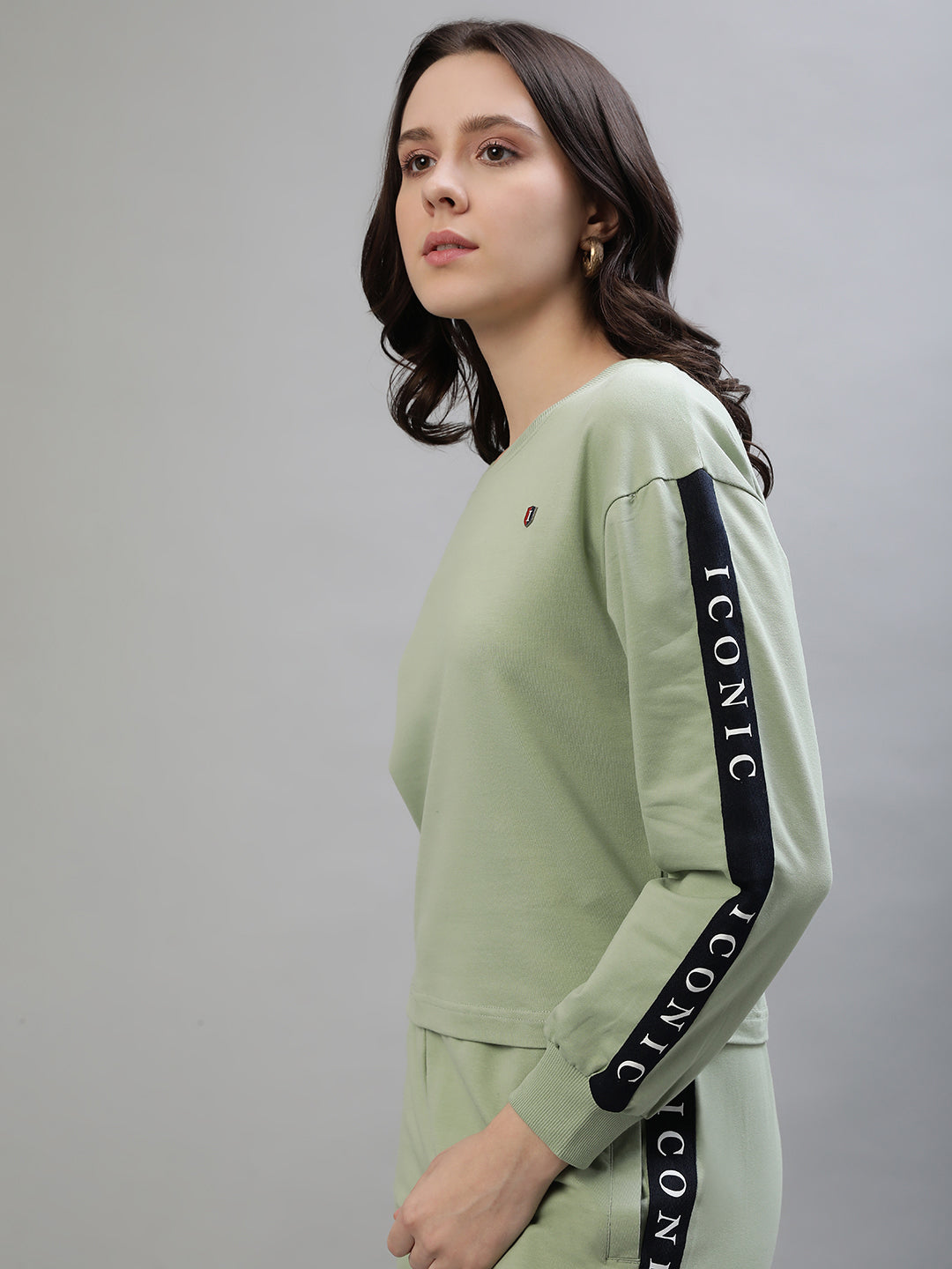 Iconic Women Green Solid Round Neck Full Sleeves Sweatshirt