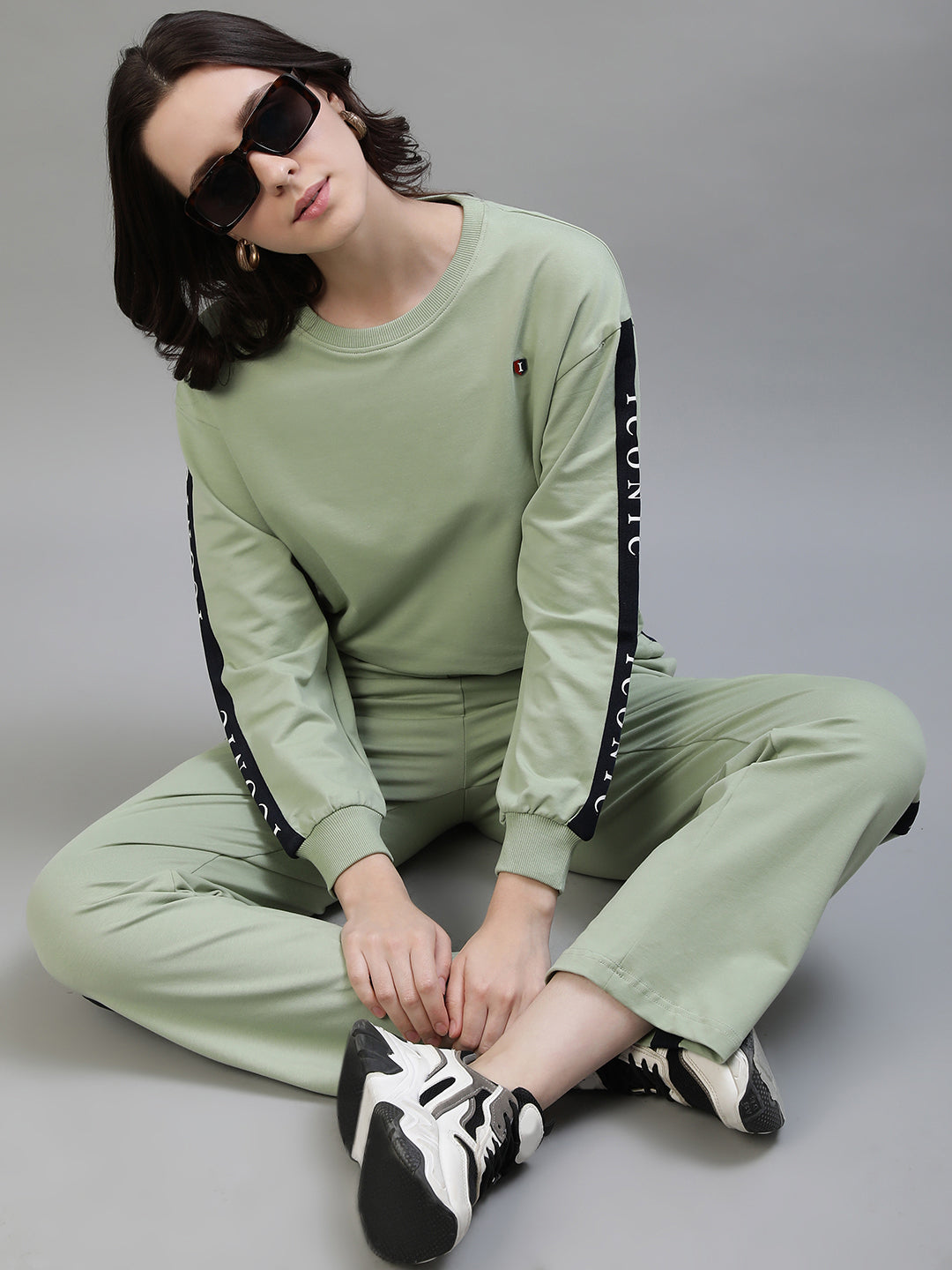 Iconic Women Green Solid Round Neck Full Sleeves Sweatshirt