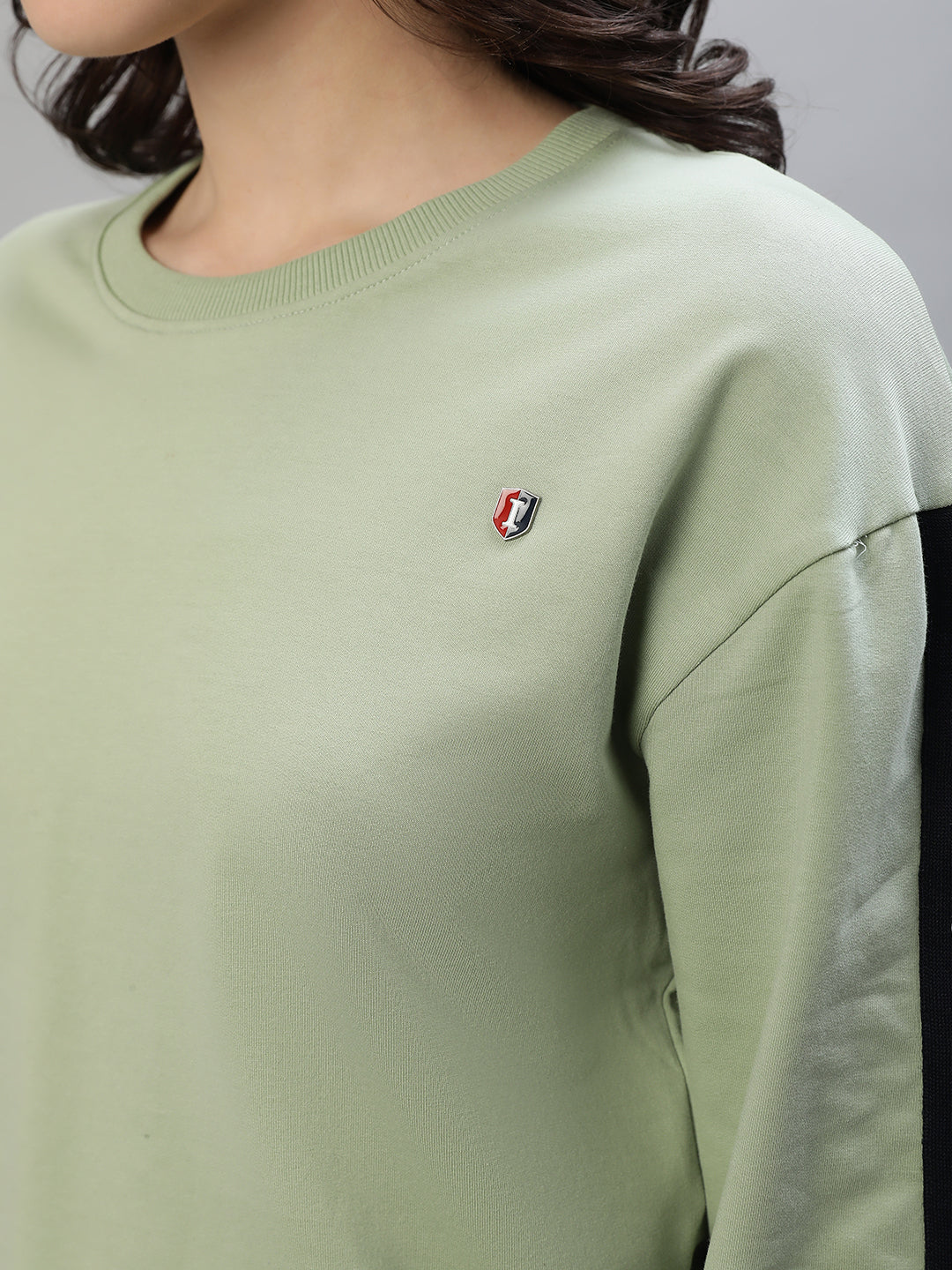 Iconic Women Green Solid Round Neck Full Sleeves Sweatshirt