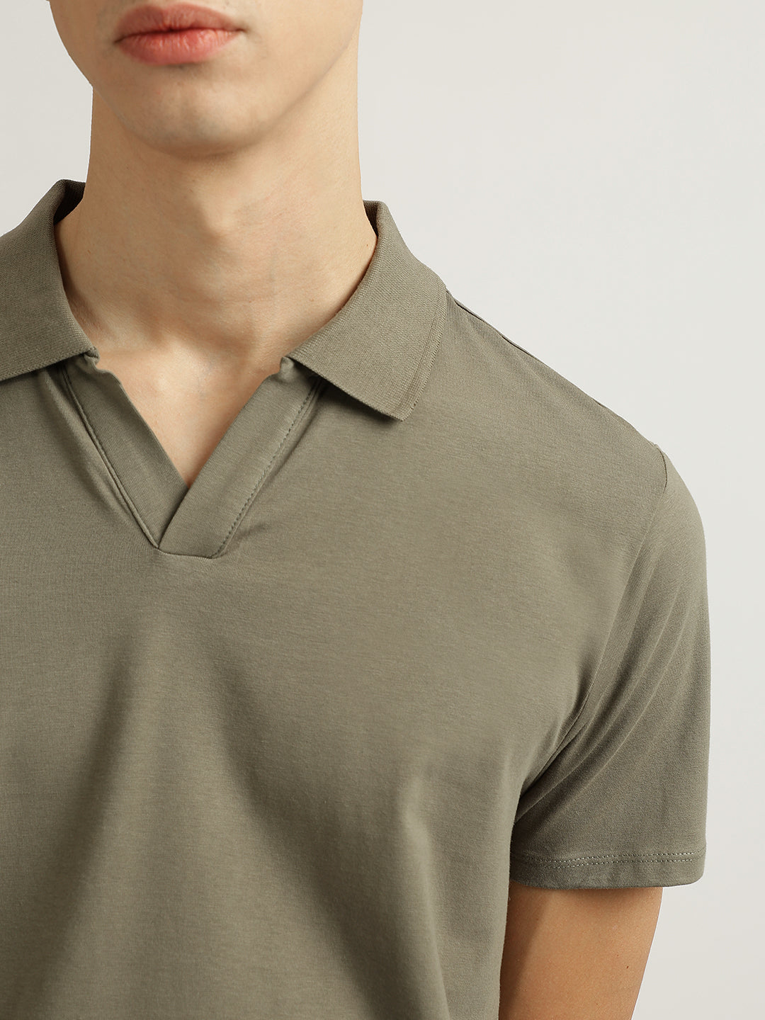 Lindbergh Men Olive Solid Collared Short Sleeves Polo T-Shirt