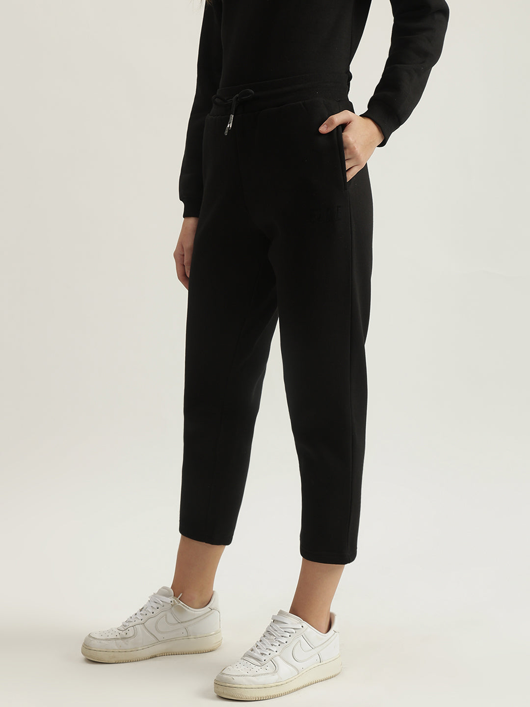 Elle Women Black Solid Tapered Fit Mid-Rise Flat Front Trouser