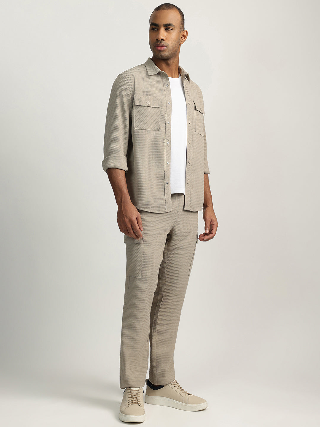 Iconic Men Beige Solid Oversized Cargo Trouser