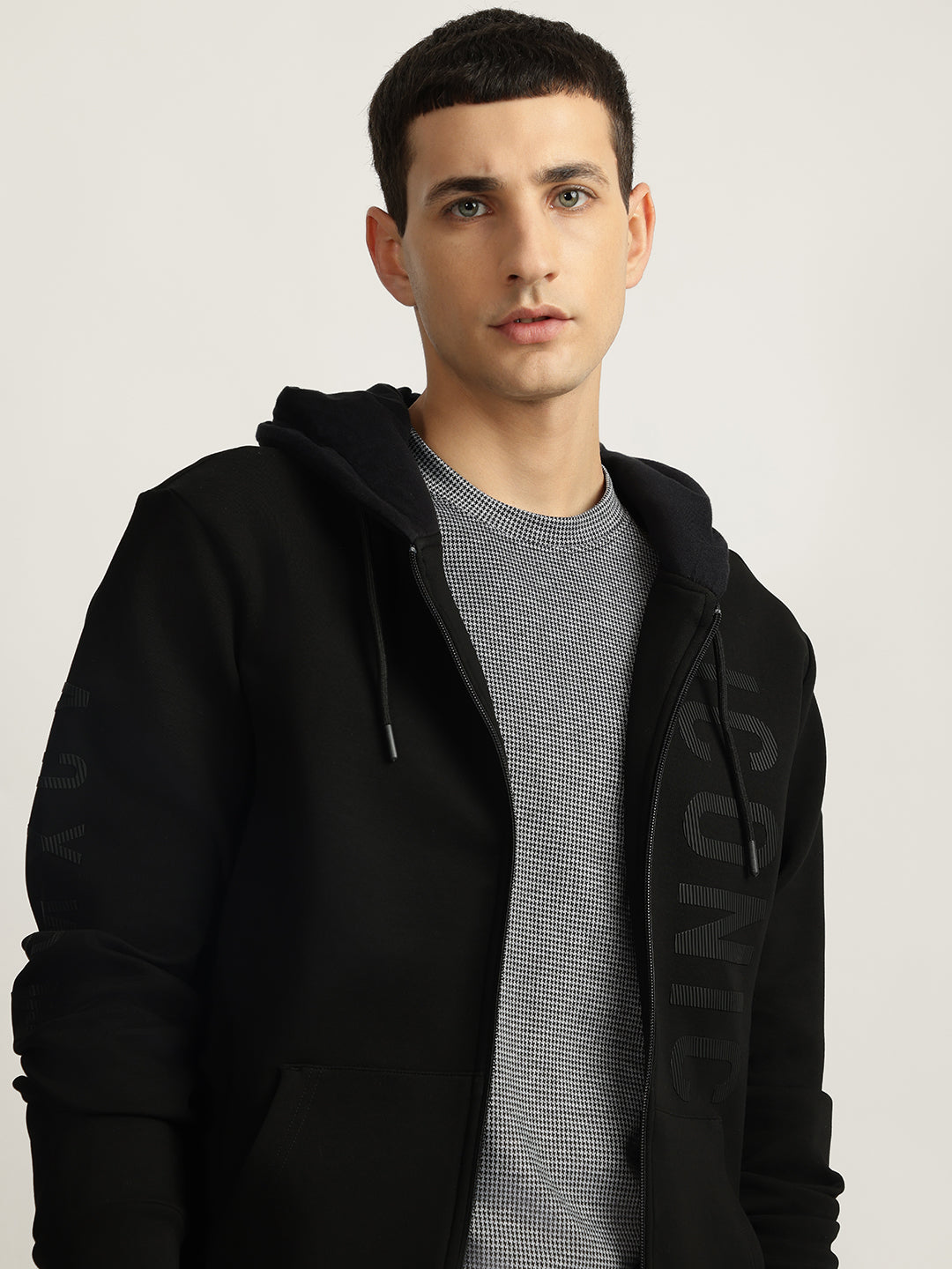 Iconic Men Black Solid Hooded Full Sleeves Sweatshirt