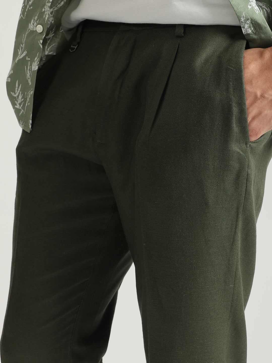 Antony Morato Men Green Solid Mid-Rise Carrot Fit Single-pleated Trouser